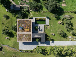 Rodinný dům se nachází ve Východních Čechach nedaleko jezera Rozkoš. (Rodinný dům u Rozkoše, MOLO architekti)