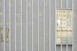 Vyrobeny byly jako prefabrikáty v rodinné cihelně Röben a na stavbu pak na místě ukotveny