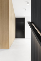 Ateliér Vrtiška & Žák navrhli interiér vily v pražské Troji v kombinaci světlých a tmavých odstínů