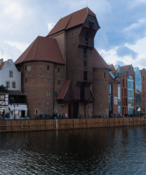 Jednou z nejstarších budov ve městě je středověký jeřáb, tak zvaný Žuraw. Po bitvě o Gdaňsk byl z 80 procent zničený, dnes je součástí Námořního muzea.