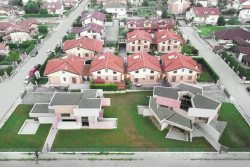 Houses of Cards, Elastico Farm