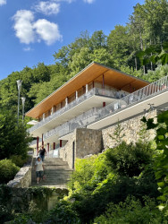 Koupaliště Zelená Žába v Trenčianských Teplicích je vrcholné dílo organického funkcionalismu