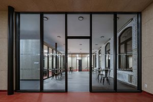 Pohled do interiéru komunitního centra (Komunitní centrum ve Strakonicích, Ateliér VAS)