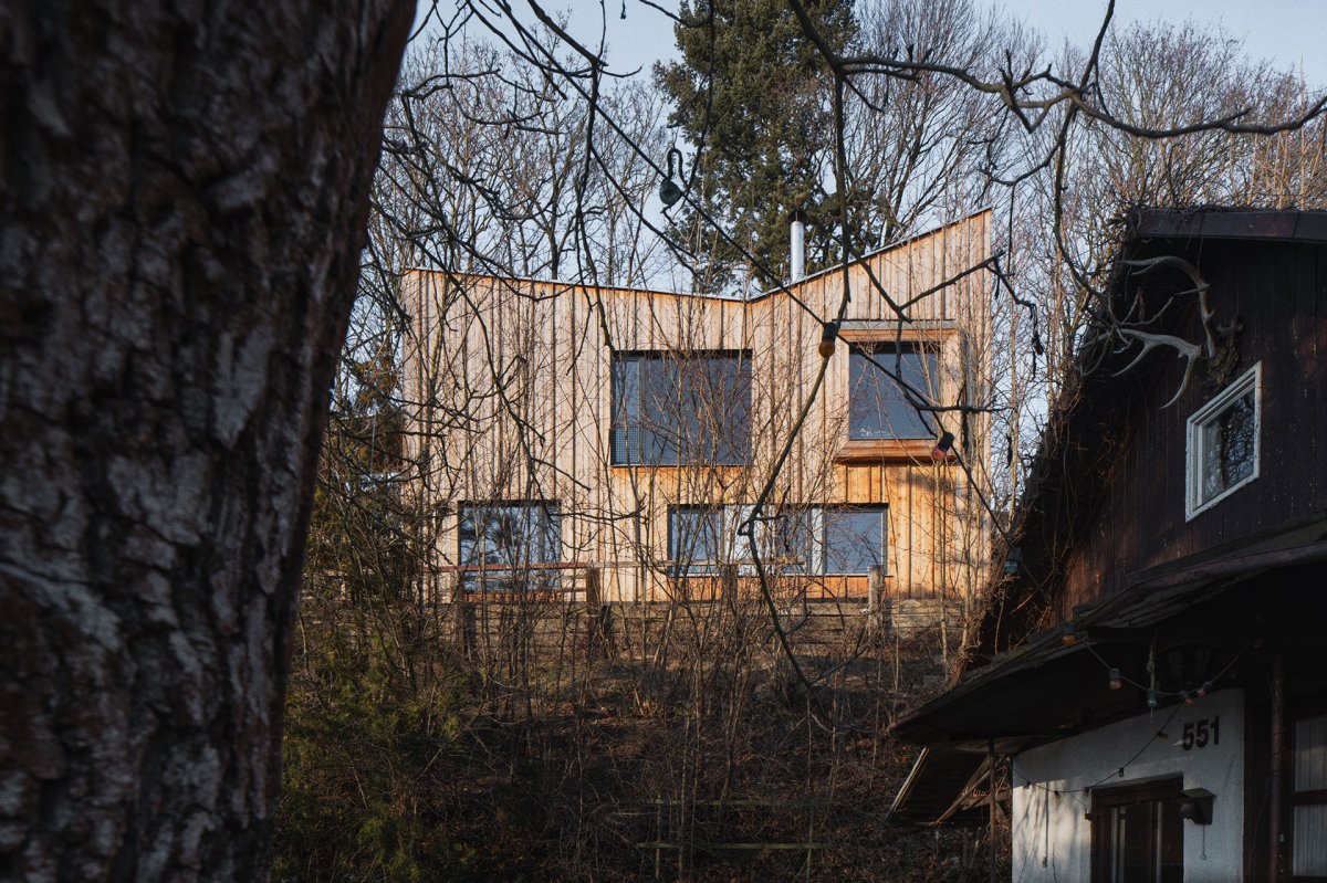 Střecha s atypickým tvarem spolehlivě odvádí vodu. (Dům Vlaštovka, Sodomka Sodomková Architekti)