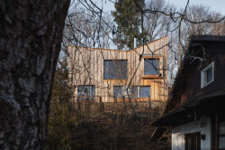 Střecha s atypickým tvarem spolehlivě odvádí vodu. (Dům Vlaštovka, Sodomka Sodomková Architekti)
