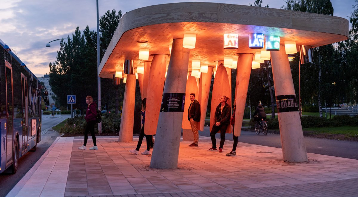 Každá autobusová linka má svou vlastní meditativní hudbu a barvu světla. (Autobusová zastávka Umeå Universum, Rombout Frieling lab + RISE)