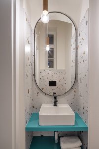 Garsonka "U Výstaviště" v Praze-Holešovicích, DesignPro: Nábytek na míru je opět v modré barvě