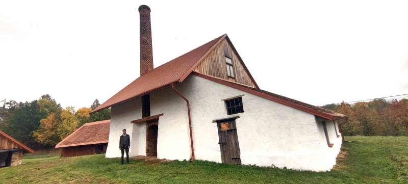 Miroslav Boček před zrekonstruovanou pecí