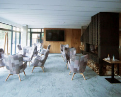 Salonek s krbem a vinotékou. (foto: Viega)