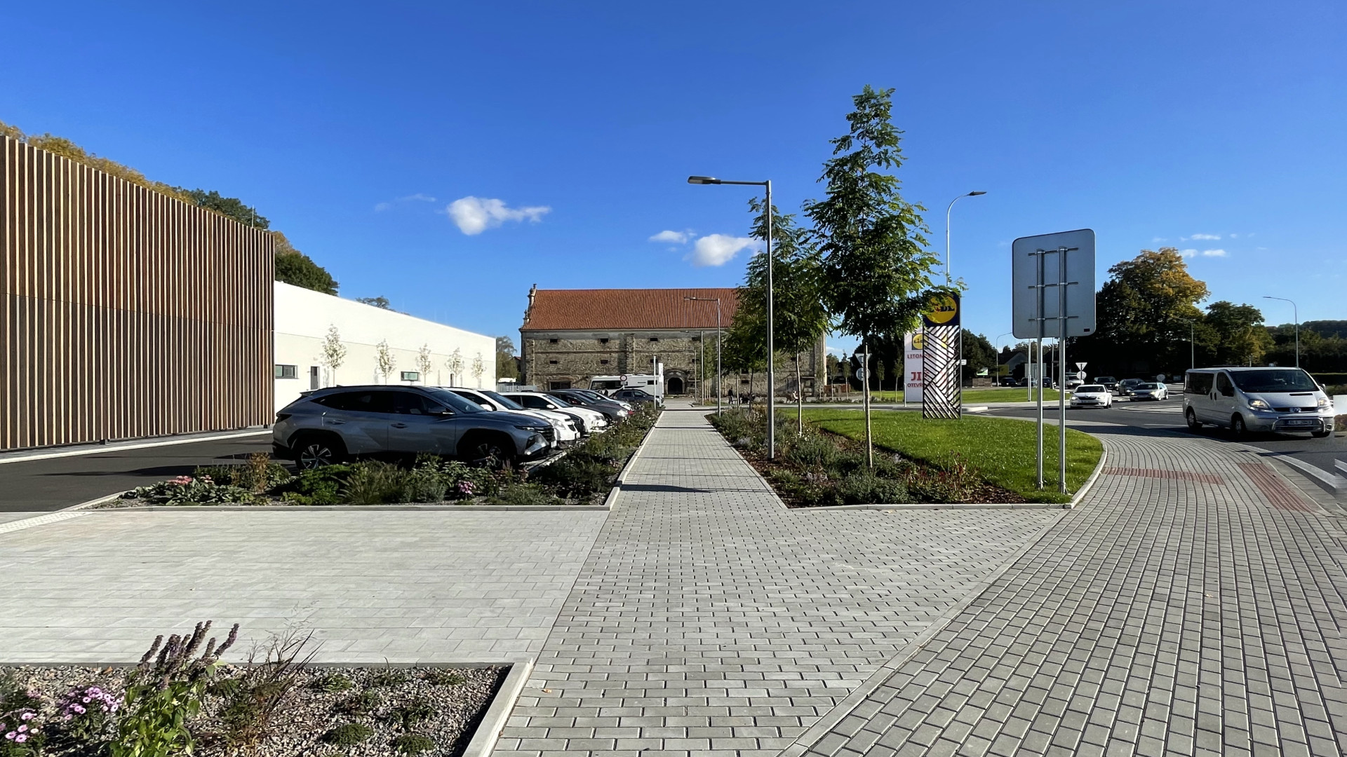 Supermarket tak dobře zapadá do svého okolí