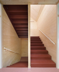 Plechové schodiště do podlaží (Hasičská stanice Dolní Jirčany, SOA architekti)
