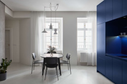 V samém srdci Prahy, jen pár minut pěšky od Pražského hradu, stojí historický pavlačový dům. (Byt na Malé Straně, Máslo + Peteráková)