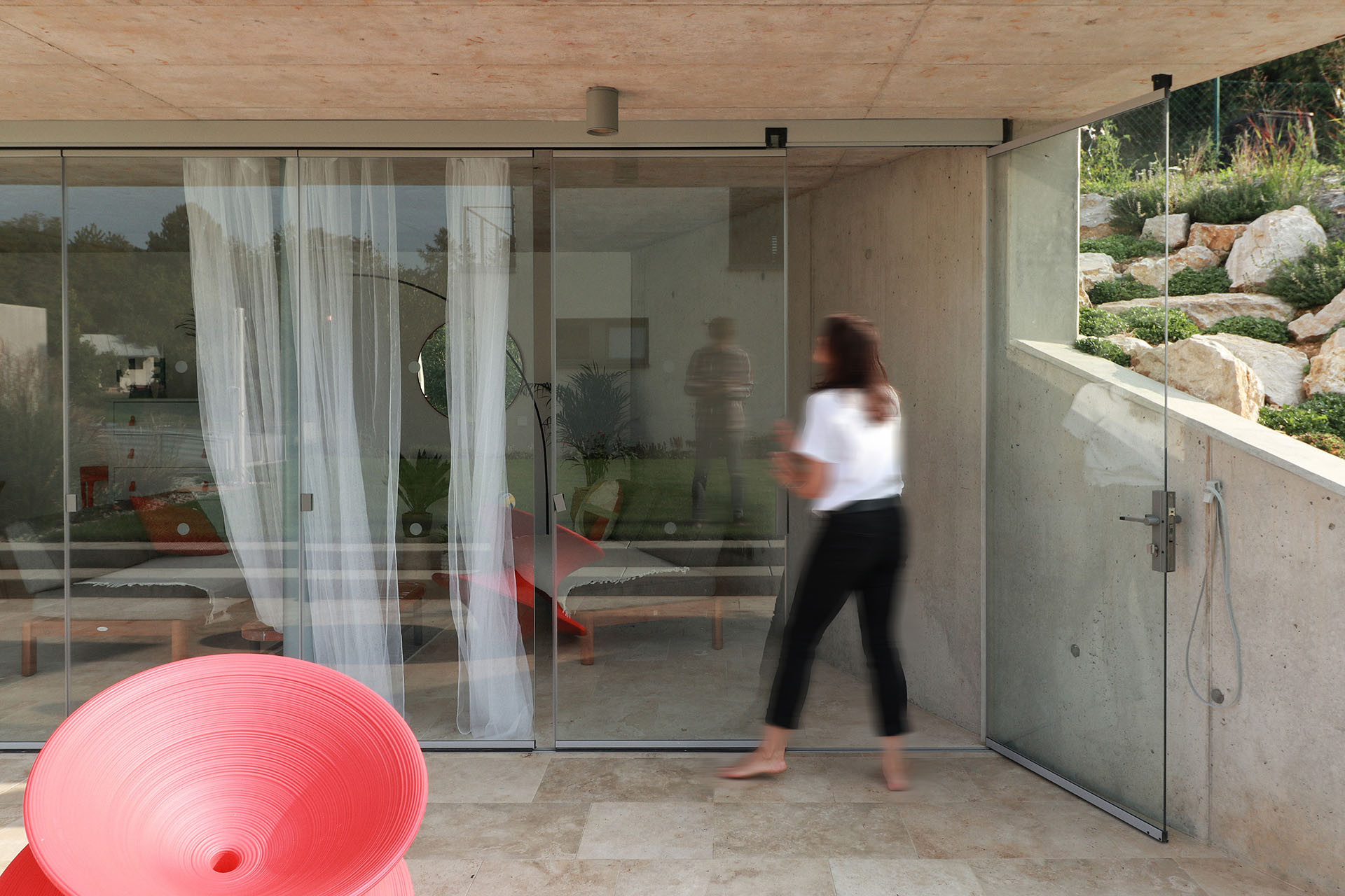 Vize byla jasná. Umístit do zahrady nový objekt, který by se stal zázemím pro dlouhé letní dny. (Zahradní domek, Adam Lukačovič)