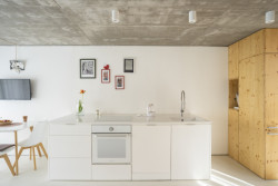 Denní světlo pronikající do interiéru zajišťuje dostatek světla do kuchyně a obytné zóny. (Úzký patrový dům v Žilině, architektonické studio treea - architekt Peter Kasman.)