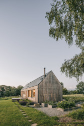 Kolem je zahrada, částečně užitková. (Dům u České Lípy, XYLO Atelier)