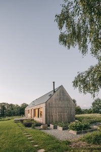 Kolem je zahrada, částečně užitková. (Dům u České Lípy, XYLO Atelier)