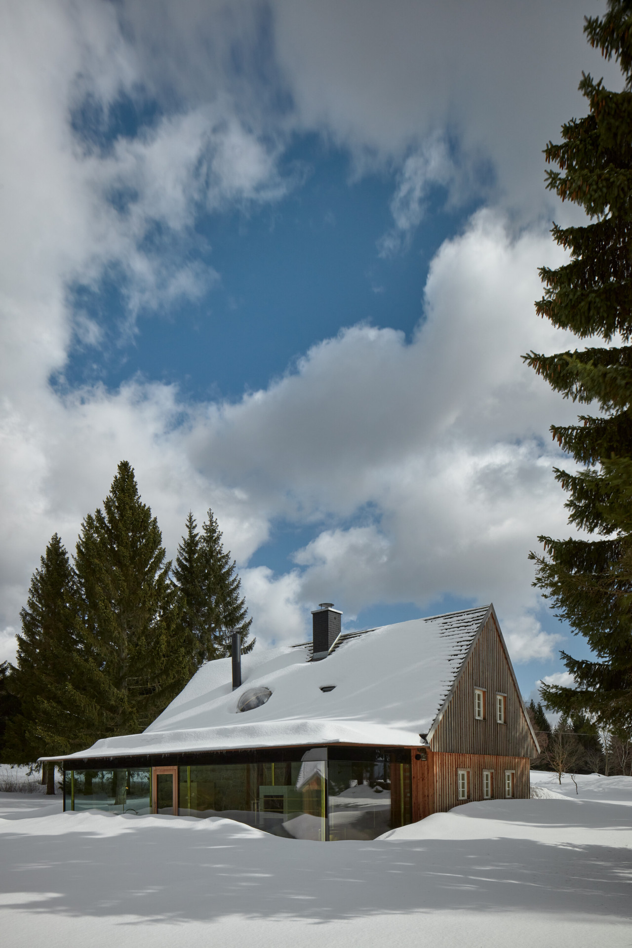 Skleněná chalupa v Jizerských horách od studia Mjölk