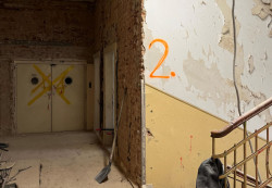 Pohled do interiérů bývalého sanatoria před rekonstrukcí - lůžkový výtah