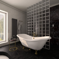 Příliš prostorná koupelna může zůstat útulná, stačí zvolit zajímavý prvek a s jeho pomocí ji přepažit.