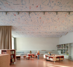 Atmosféru utváří baldachýn, který s dětmi z místní ZUŠky vytvořila umělkyně a designérka Linda Retterová. (Knihovna v Červeném Kostelci; Papundekl architekti)