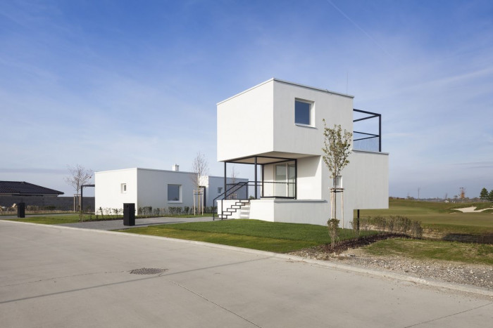 Obydlí v objetí golfu, 3x3,