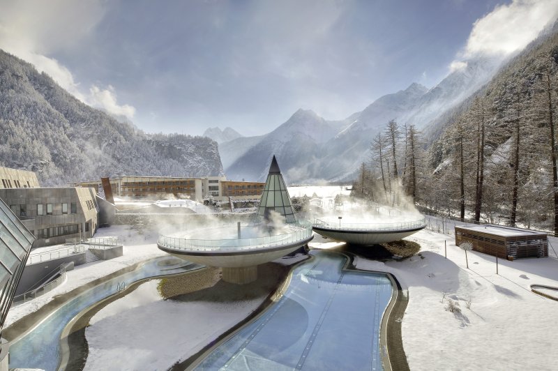 Aqua Dome je tady pro ty, kteří si chtějí odpočinout ve wellness. Jedny z nejpopulárnějších tyrolských termálů jsou v údolí Ötztal, které je asi hodinu jízdy od Innsbrucku.