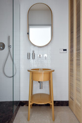 Žlutá je taky barva hořčice, architektka ji dala do koupelen. (Byt Masna, Iva Hájková Studio)