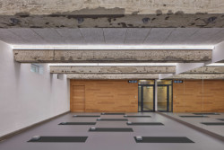 Díky zrcadlu se v něm dají pořádat i taneční lekce. (Quis Yoga Studio v Praze-Petřinách, MENU architekti)