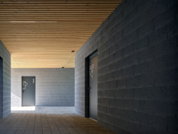 Čtyři samostatné objekty vizuálně i provozně propojuje dřevěné loubí. (Sportovní areál SK Planá, PROAM ARCHITEKTI)