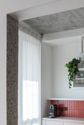 Detail průřezu betonovou příčkou (Byt 4+1 v panelu; Zuzana Bartasová)