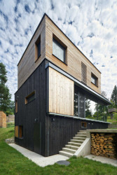 Moderní chata rozhodně vystupuje z řady tradičních sázavských chatiček. (Chata v Posázaví, Studio Sporadical)