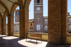 Městská lavička Stack, kterou tvoří stohovatelná krátká sofa a pohodlné křeslo