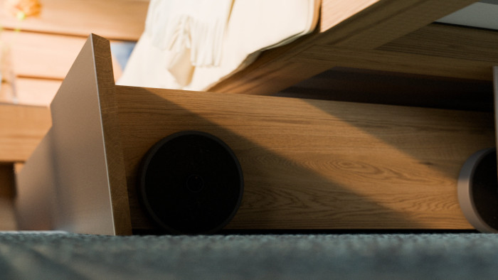 Úložné prostory - detail kolečka u postele Cascade od Javoriny