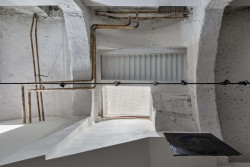 Interiér Galerie Karpuchina v Praze od studia Plus One Architects