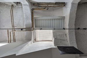 Interiér Galerie Karpuchina v Praze od studia Plus One Architects