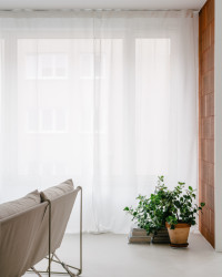 Jaromír Krobot navrhl interiér bytu, ve kterém dominují přiznané pálené cihly, beton a hrubé omítky