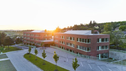 Je možné přijet autem až ke škole a v omezeném množství i parkovat. Škola přesto podporuje žáky, aby chodili pěšky nebo jezdili autobusem či na kole. Z toho důvodu vznikla kousek od školy i nová autobusová zastávka. (ZŠ bratří Fričů v Ondřejově; ATELIER 6)