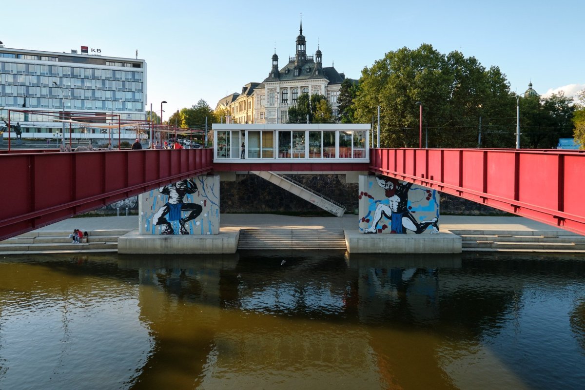 Náplavka při řece Radbuze v Plzni zrevitalizovaná podle studie Ateliéru k světu.