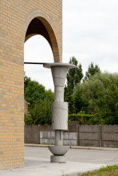 Schaerdeke Lo-Reninge, Architectenbureau Bart Dehaene, Dirk Zoete - Nározní portikus s betonovým skulpturálním sloupem
