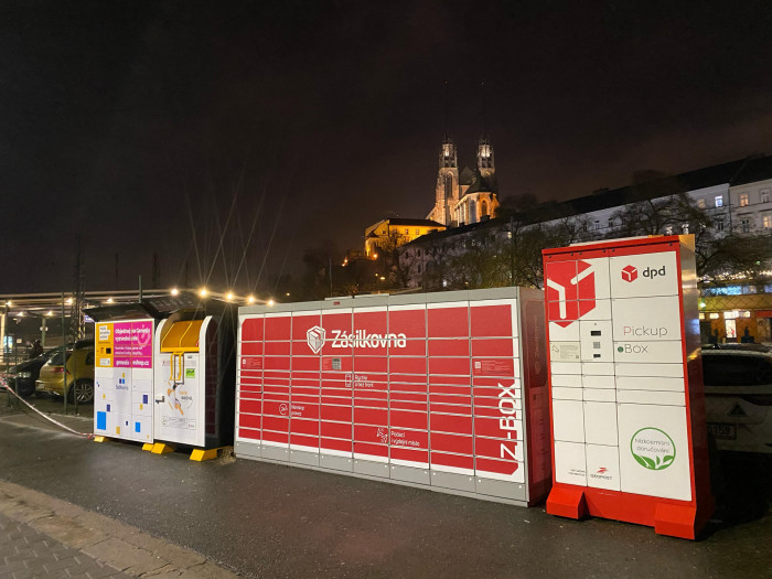 Boxy s výhledem na katedrálu v Brně. Boxy se dle spolku Naše kultivovaná města instalují nahodile bez ohledu na prostor a jeho specifika. 