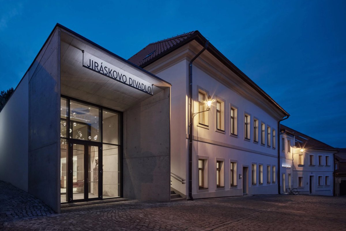 Navigo Solutions s.r.o. přináší rozhovor s architektem Adamem Rujbrem. Povídali si o architektuře, která obstojí v čase. (na obrázku Jiráskovo divadlo)
