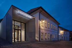 Navigo Solutions s.r.o. přináší rozhovor s architektem Adamem Rujbrem. Povídali si o architektuře, která obstojí v čase. (na obrázku Jiráskovo divadlo)