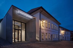 Navigo Solutions s.r.o. přináší rozhovor s architektem Adamem Rujbrem. Povídali si o architektuře, která obstojí v čase. (na obrázku Jiráskovo divadlo)