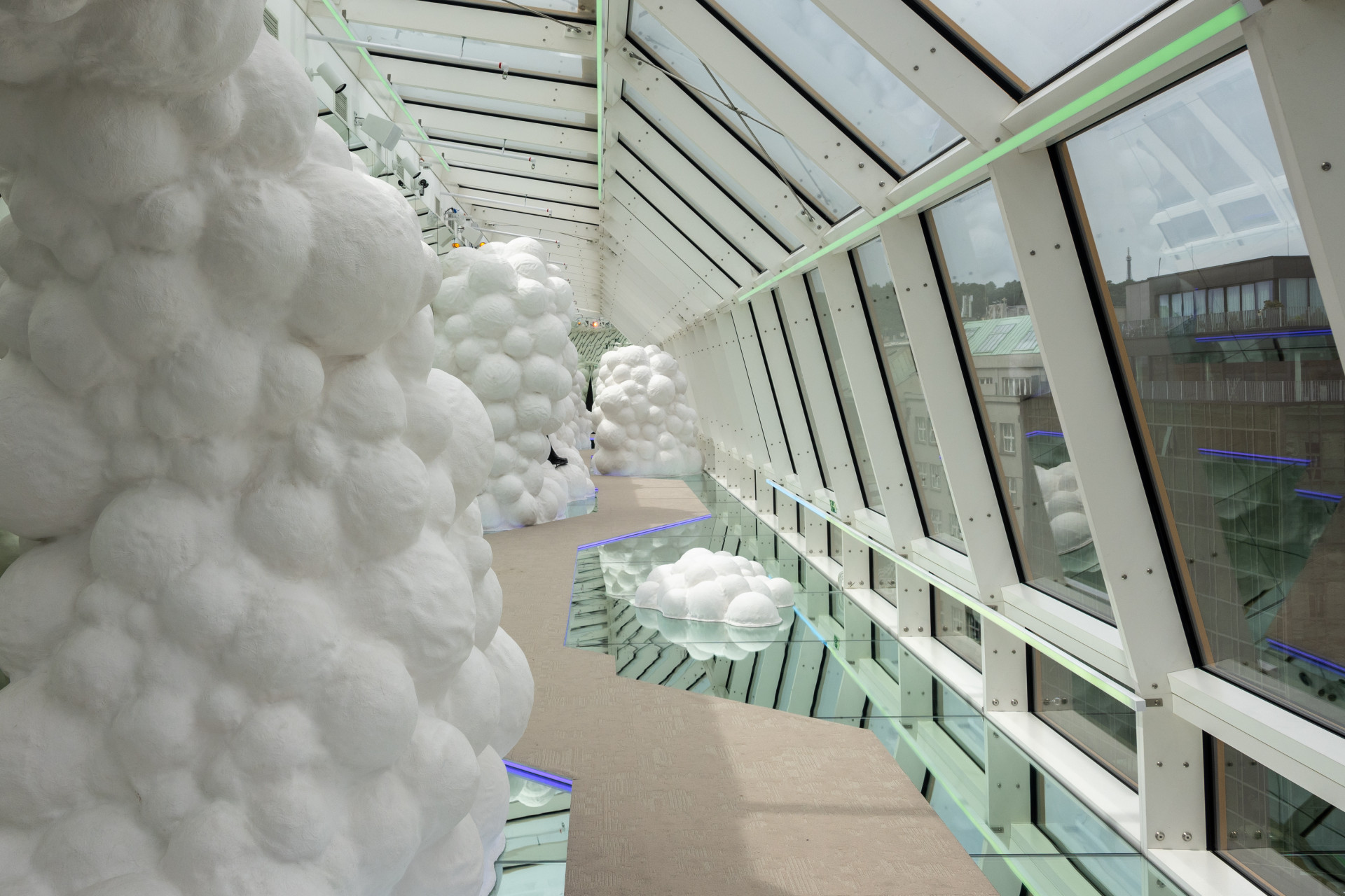 Ještě jednou Máj ve svém původním obrazu. Prosklená stěna do Národní třídy. Ovšem z nového, moderního fasádního systému.