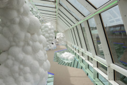 Ještě jednou Máj ve svém původním obrazu. Prosklená stěna do Národní třídy. Ovšem z nového, moderního fasádního systému.