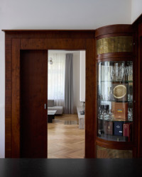 Jediným původním zachovaným nábytkovým kusem je příčka s původními posuvnými dveřmi, navazujícími na skříň s vitrínami. (Rekonstrukce vily na Vinohradech; Atelier Hajný)