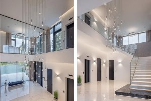 Luxusní lustr RAIN a hlavní schodiště s podsvícením jednotlivých schodů