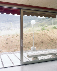 Rodinné komunitní bydlení ve Villy, Madeleine architectes, Studio François Nantermod: Obytný prostor se skrze prosklenou stěnu s posuvnými okny otevírá svému okolí