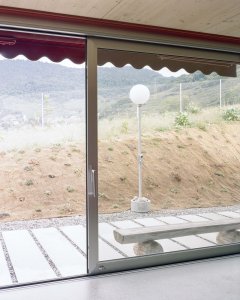 Rodinné komunitní bydlení ve Villy, Madeleine architectes, Studio François Nantermod: Obytný prostor se skrze prosklenou stěnu s posuvnými okny otevírá svému okolí