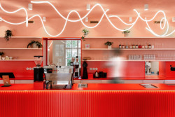 Bar má svěží, oranžovo-růžovou barevnost. (Vila 63, edit!)